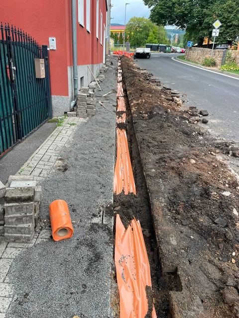 Backfilling the optical fibre and protective foil